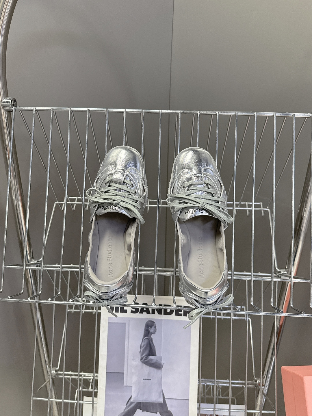 Acne Studios春夏最新款复古芭蕾鞋 超多明星网红种草 重塑经典芭蕾舞鞋轮廓，将芭蕾的浪漫优雅与