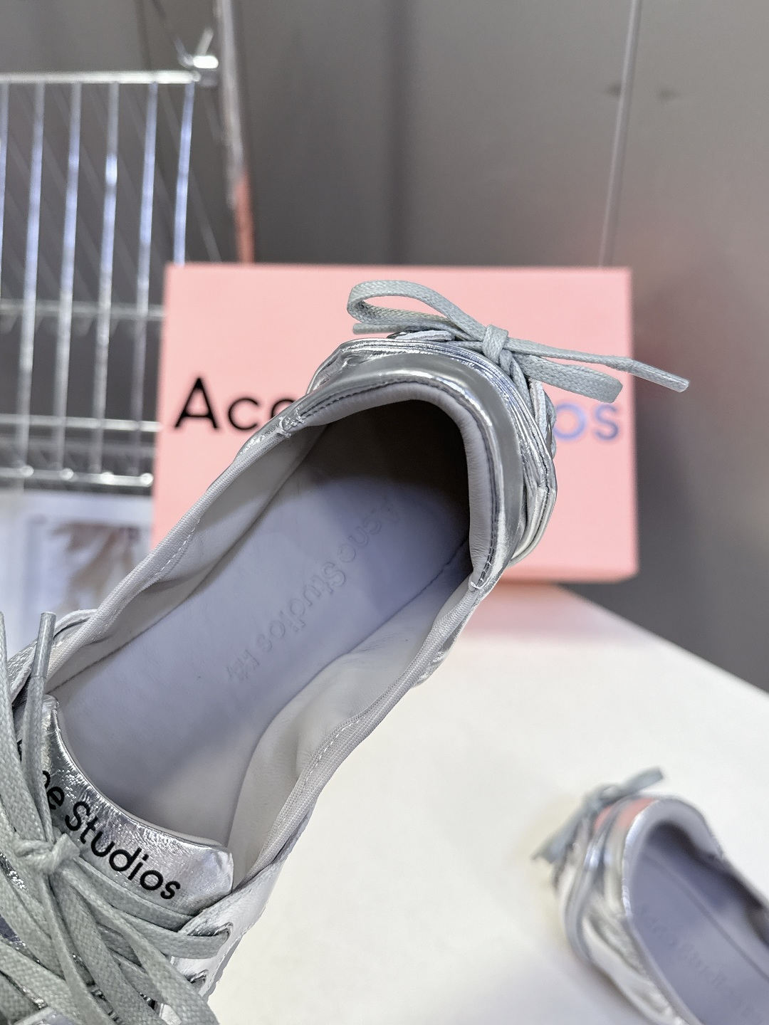 Acne Studios春夏最新款复古芭蕾鞋 超多明星网红种草 重塑经典芭蕾舞鞋轮廓，将芭蕾的浪漫优雅与