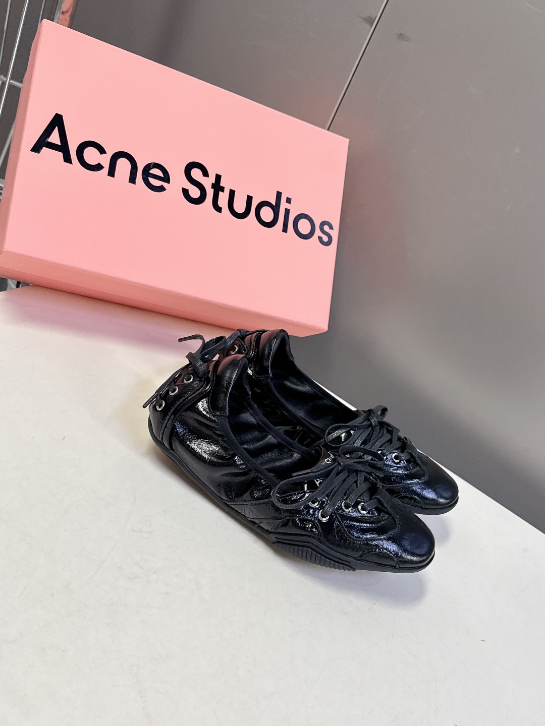 Acne Studios春夏最新款复古芭蕾鞋 超多明星网红种草 重塑经典芭蕾舞鞋轮廓，将芭蕾的浪漫优雅与