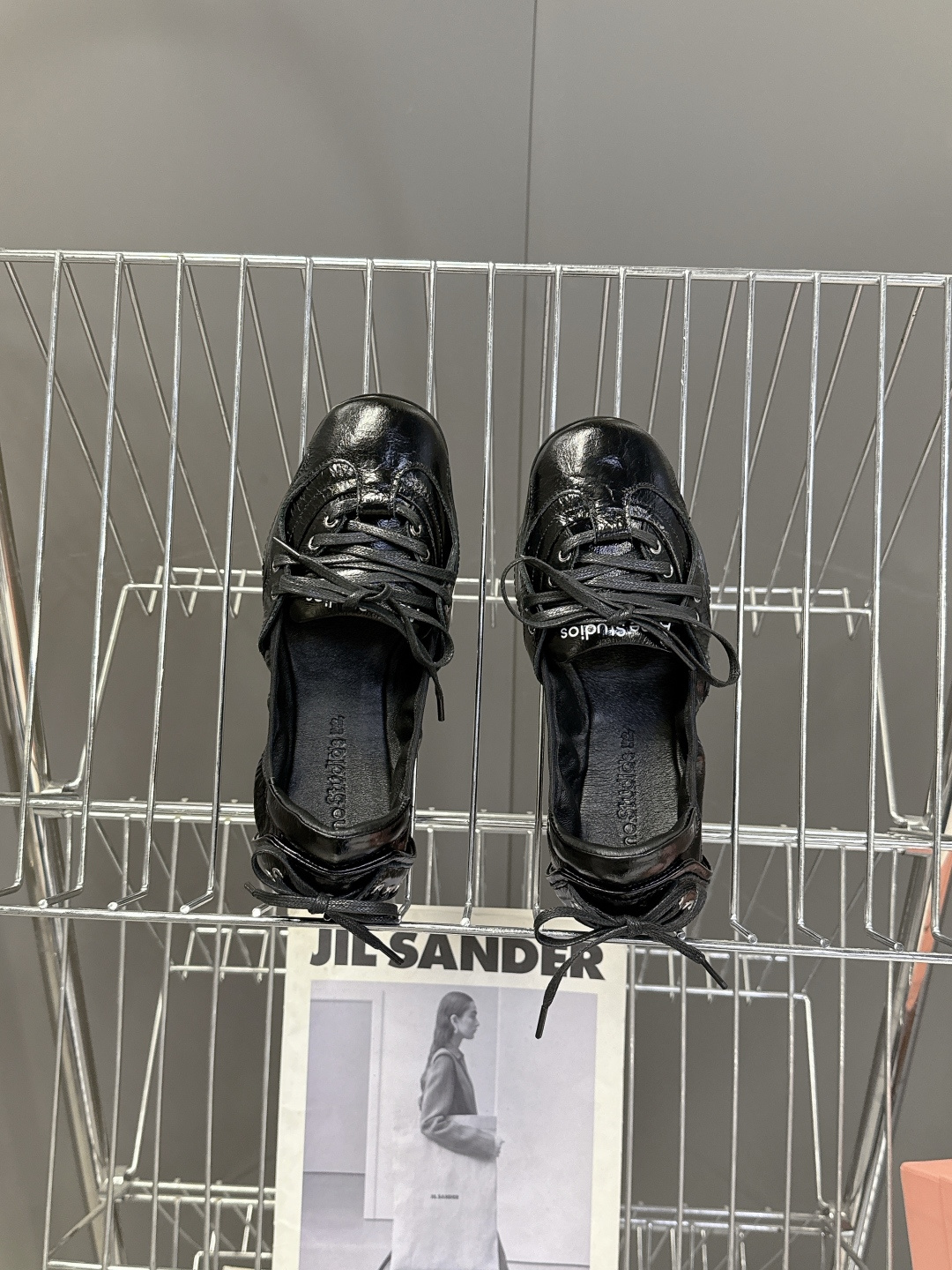 Acne Studios春夏最新款复古芭蕾鞋 超多明星网红种草 重塑经典芭蕾舞鞋轮廓，将芭蕾的浪漫优雅与