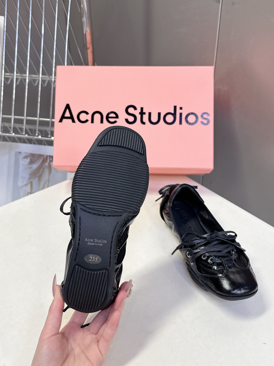 Acne Studios春夏最新款复古芭蕾鞋 超多明星网红种草 重塑经典芭蕾舞鞋轮廓，将芭蕾的浪漫优雅与