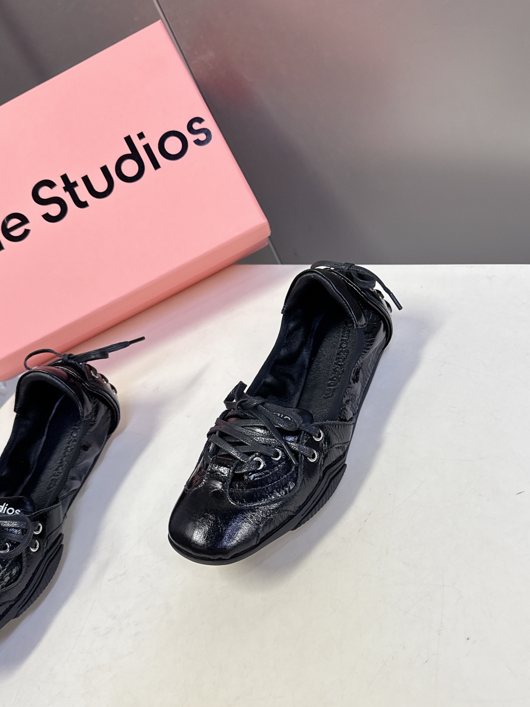 Acne Studios春夏最新款复古芭蕾鞋 超多明星网红种草 重塑经典芭蕾舞鞋轮廓，将芭蕾的浪漫优雅与