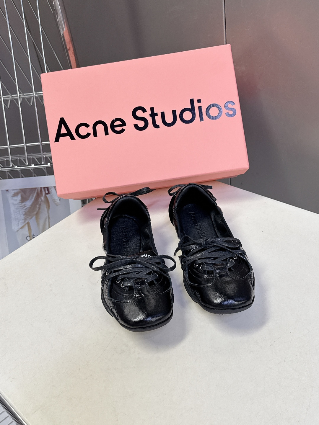 Acne Studios春夏最新款复古芭蕾鞋 超多明星网红种草 重塑经典芭蕾舞鞋轮廓，将芭蕾的浪漫优雅与