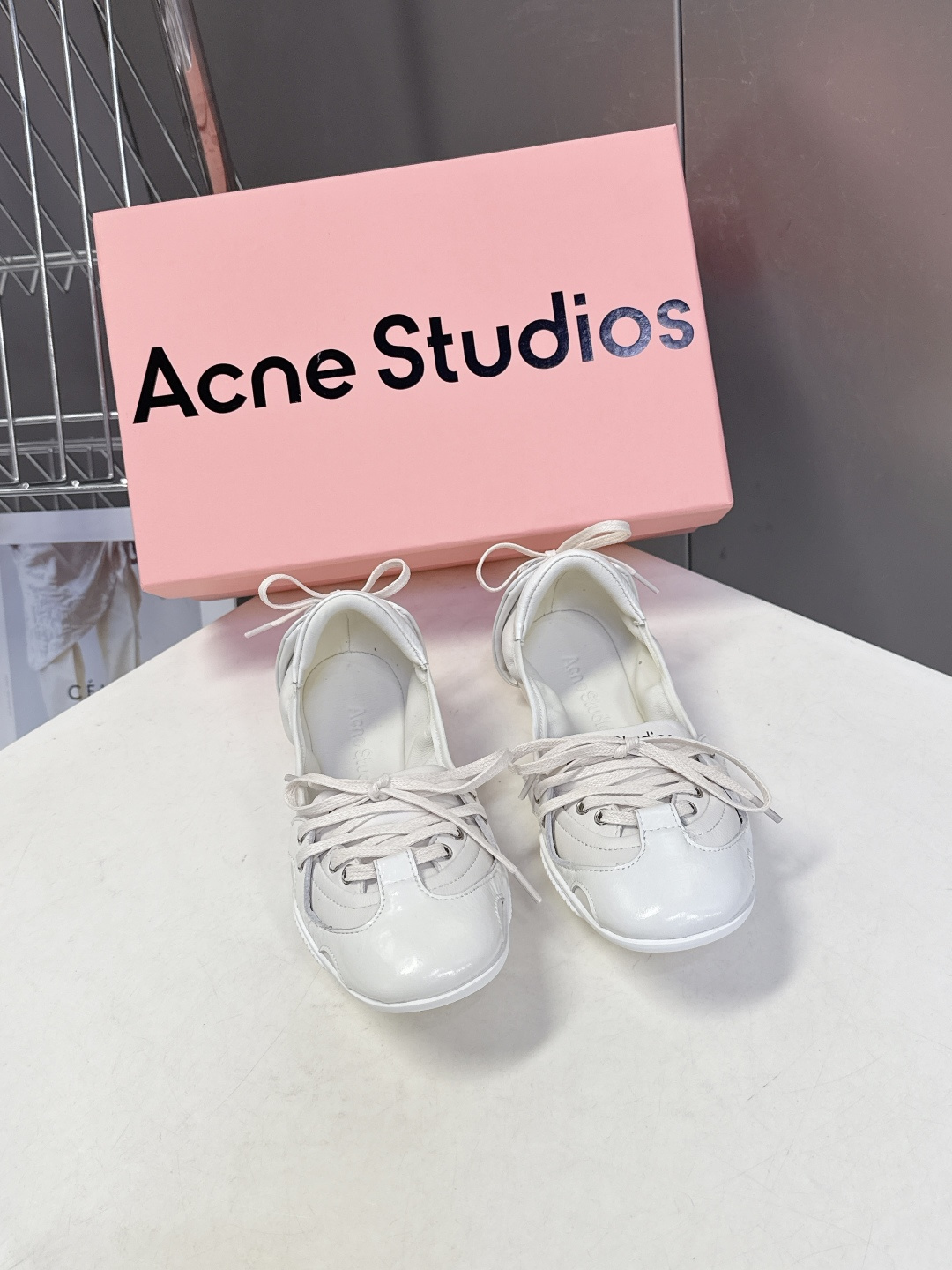 Acne Studios春夏最新款复古芭蕾鞋 超多明星网红种草 重塑经典芭蕾舞鞋轮廓，将芭蕾的浪漫优雅与
