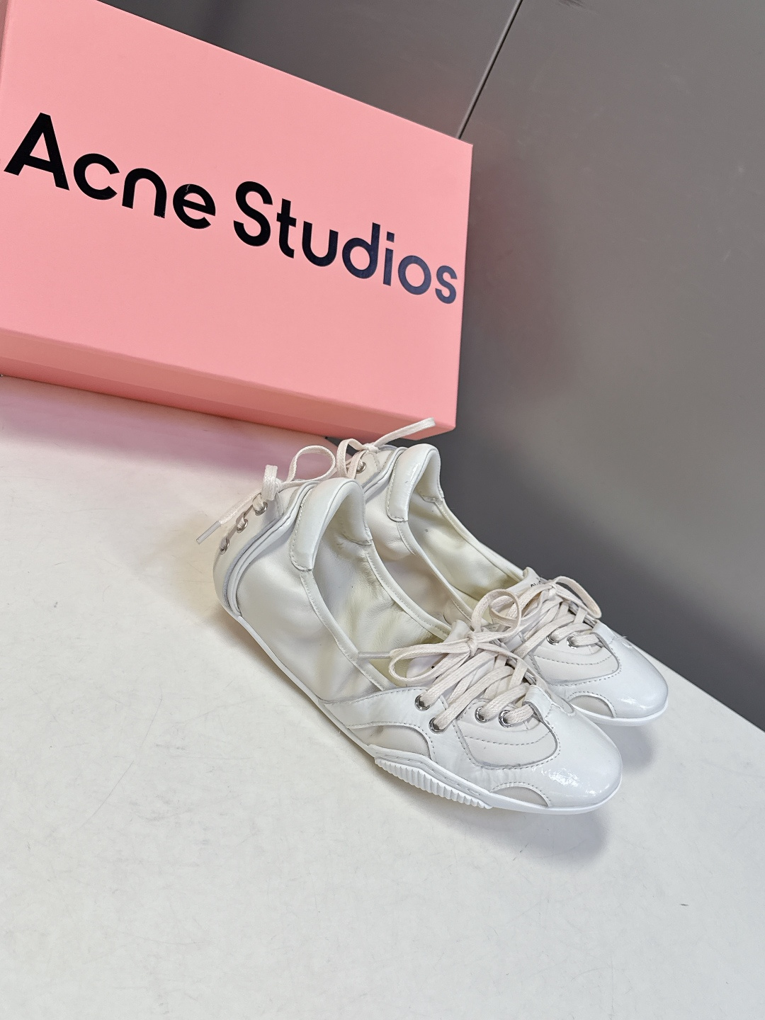 Acne Studios春夏最新款复古芭蕾鞋 超多明星网红种草 重塑经典芭蕾舞鞋轮廓，将芭蕾的浪漫优雅与