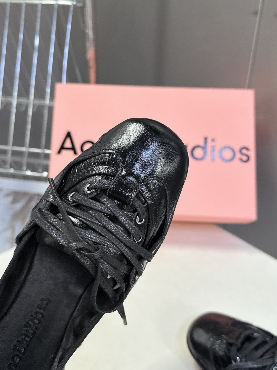 Acne Studios春夏最新款复古芭蕾鞋 超多明星网红种草 重塑经典芭蕾舞鞋轮廓，将芭蕾的浪漫优雅与