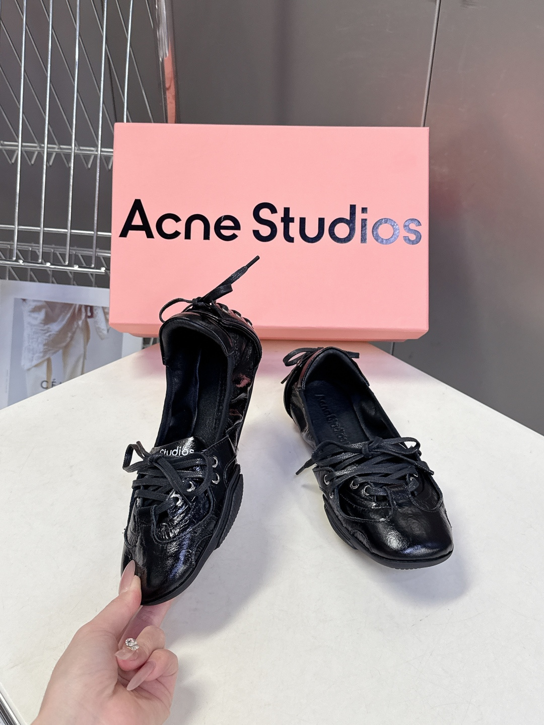 Acne Studios春夏最新款复古芭蕾鞋 超多明星网红种草 重塑经典芭蕾舞鞋轮廓，将芭蕾的浪漫优雅与