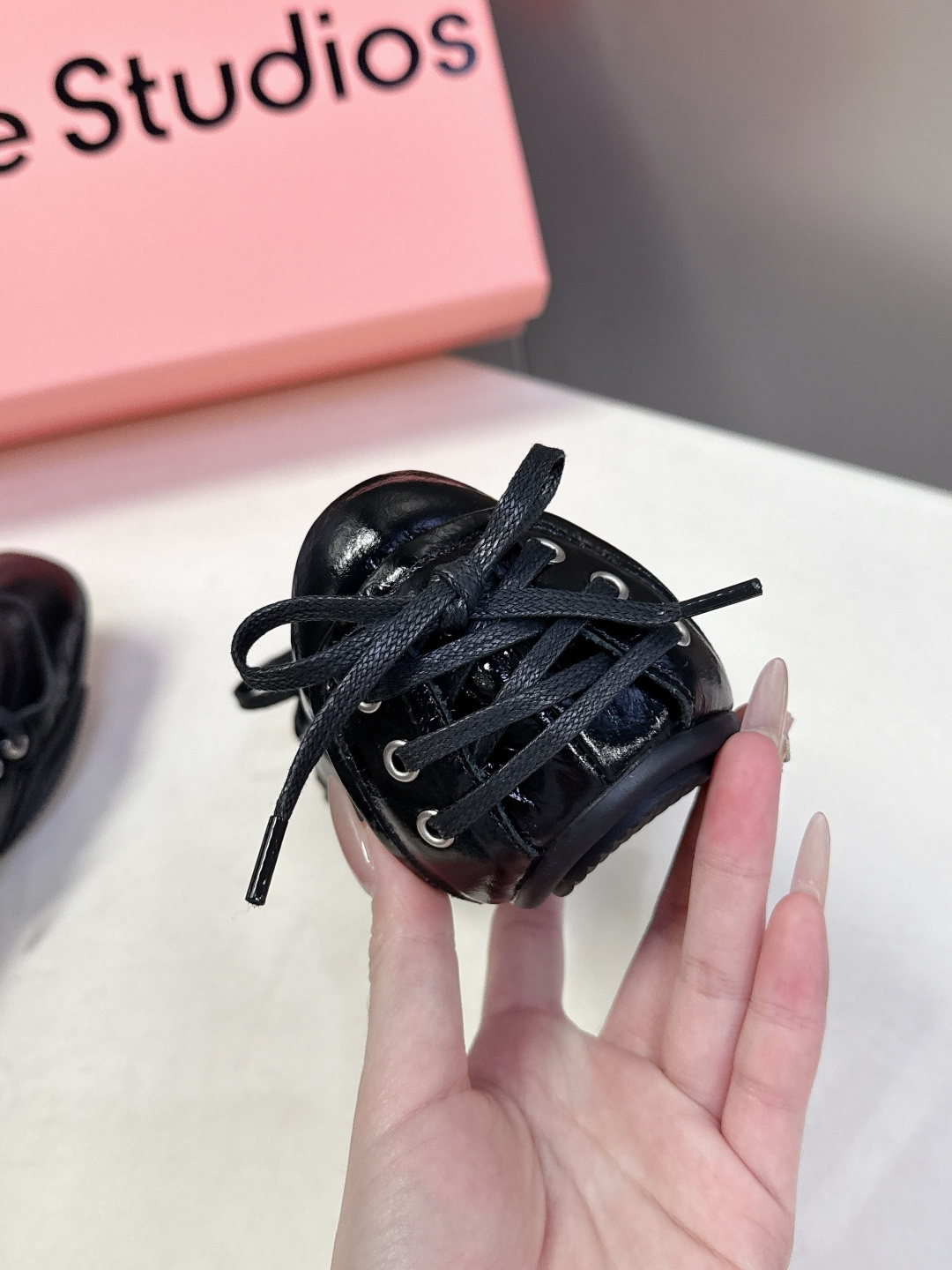 Acne Studios春夏最新款复古芭蕾鞋 超多明星网红种草 重塑经典芭蕾舞鞋轮廓，将芭蕾的浪漫优雅与