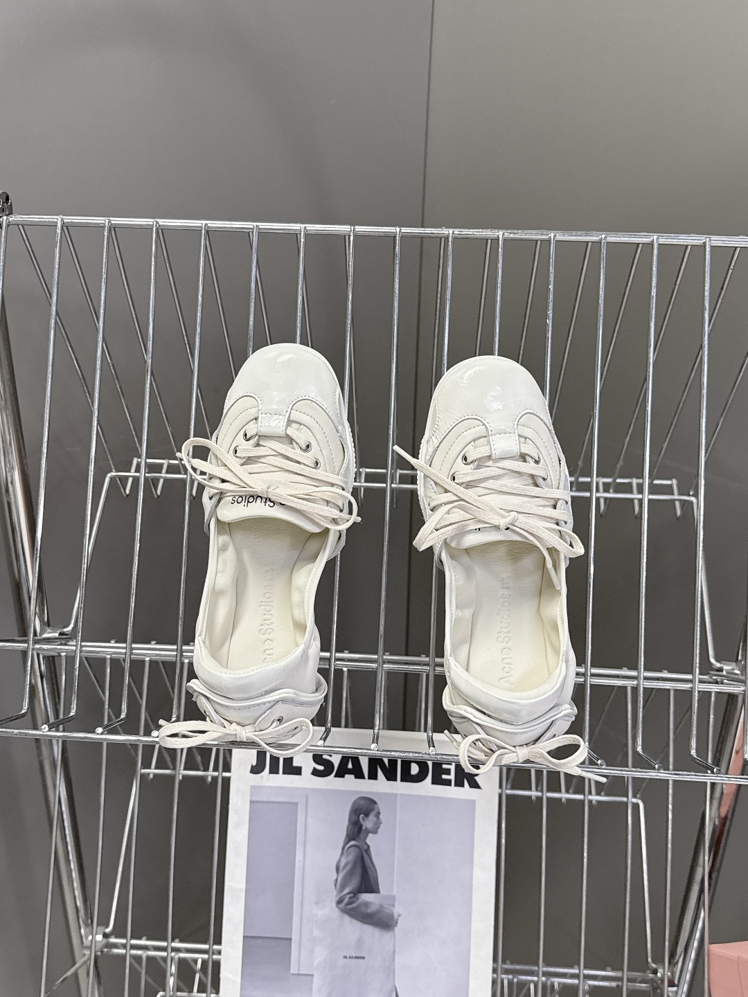 Acne Studios春夏最新款复古芭蕾鞋 超多明星网红种草 重塑经典芭蕾舞鞋轮廓，将芭蕾的浪漫优雅与