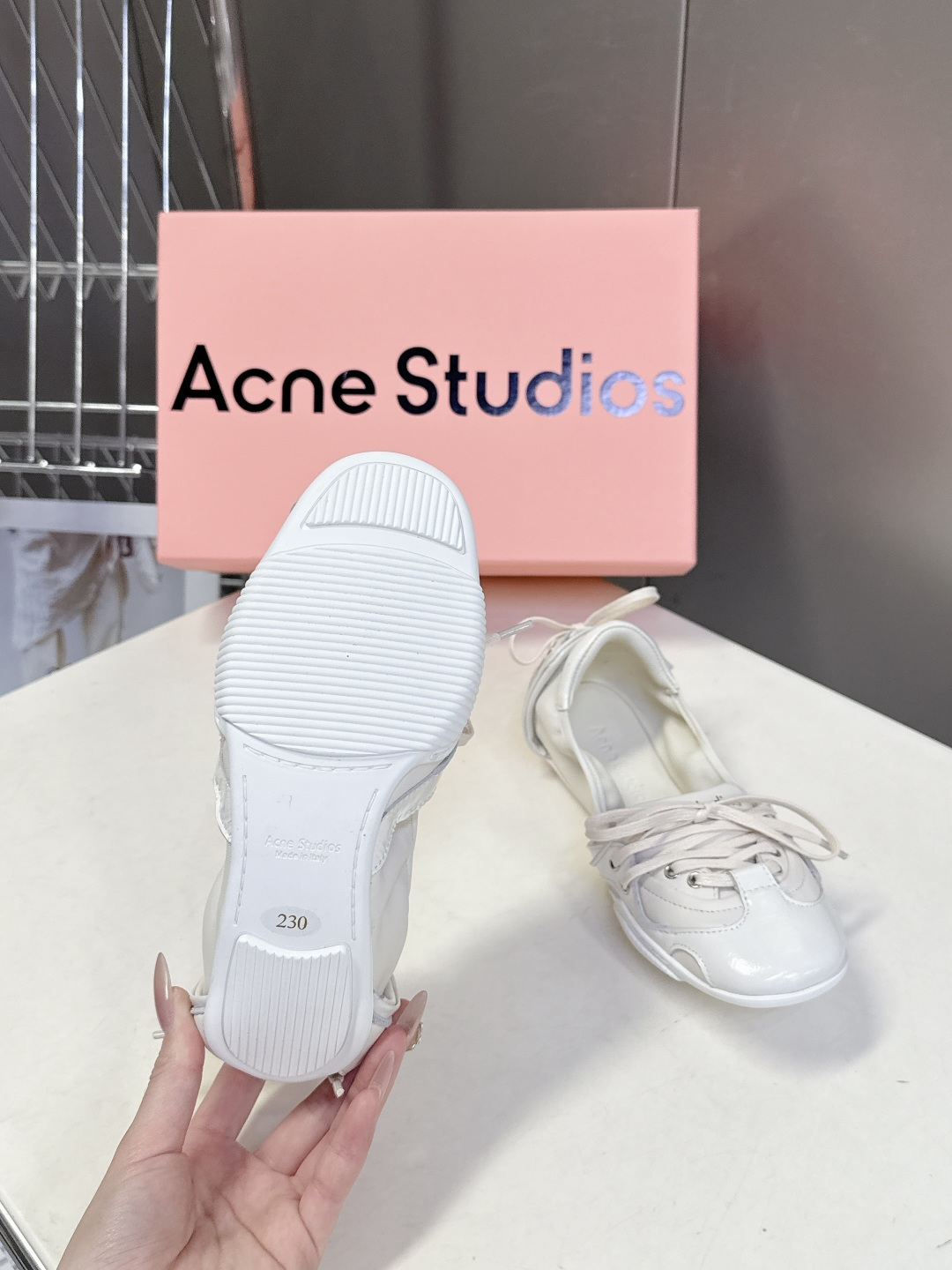 Acne Studios春夏最新款复古芭蕾鞋 超多明星网红种草 重塑经典芭蕾舞鞋轮廓，将芭蕾的浪漫优雅与