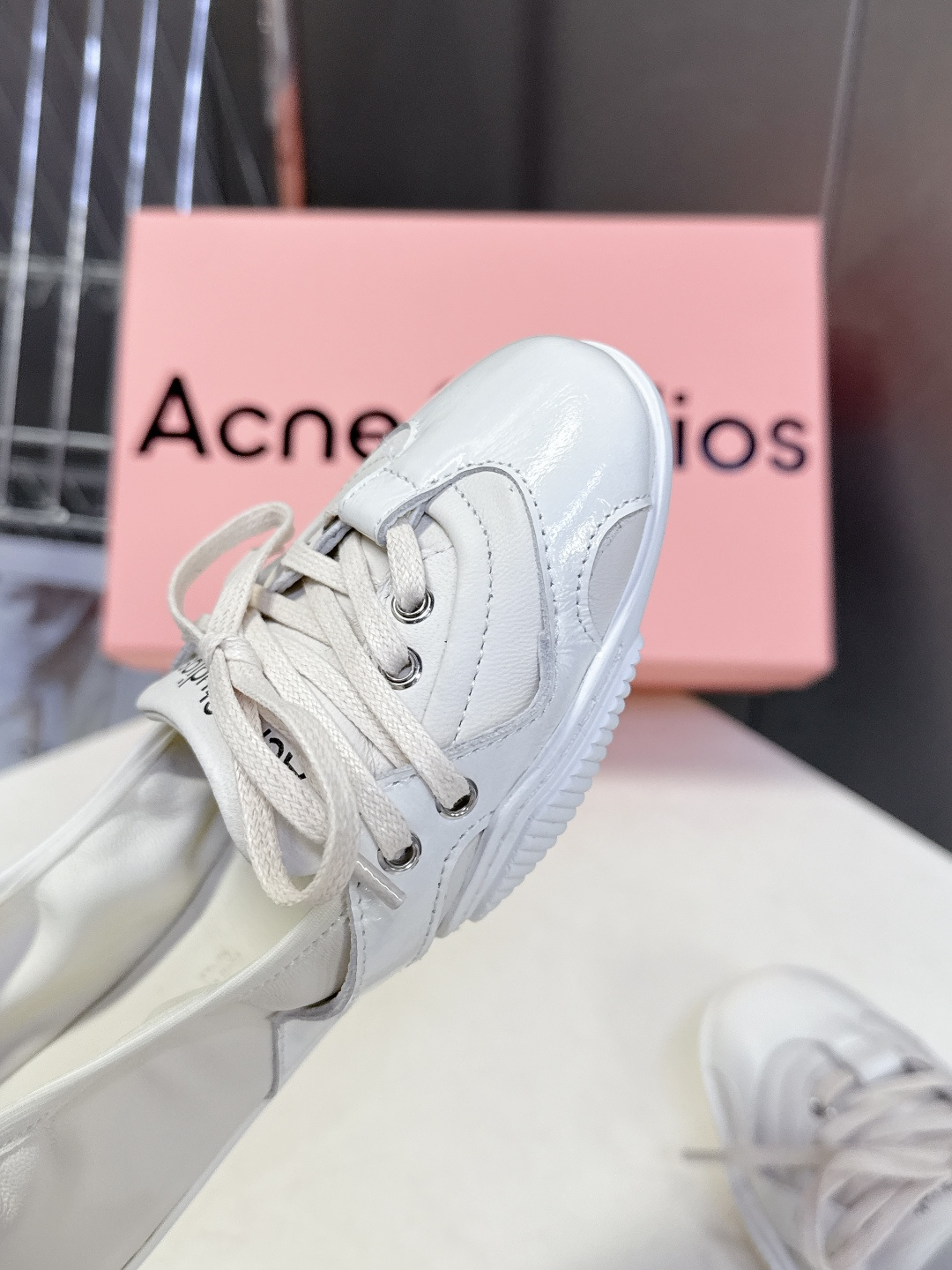 Acne Studios春夏最新款复古芭蕾鞋 超多明星网红种草 重塑经典芭蕾舞鞋轮廓，将芭蕾的浪漫优雅与