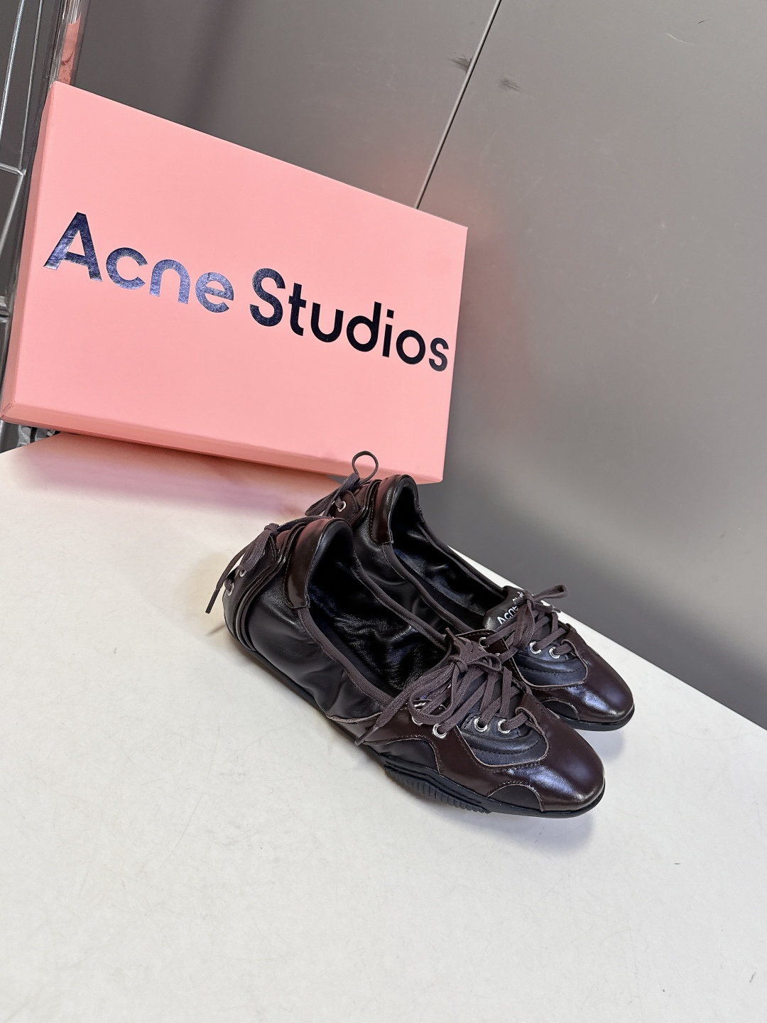 Acne Studios春夏最新款复古芭蕾鞋 超多明星网红种草 重塑经典芭蕾舞鞋轮廓，将芭蕾的浪漫优雅与