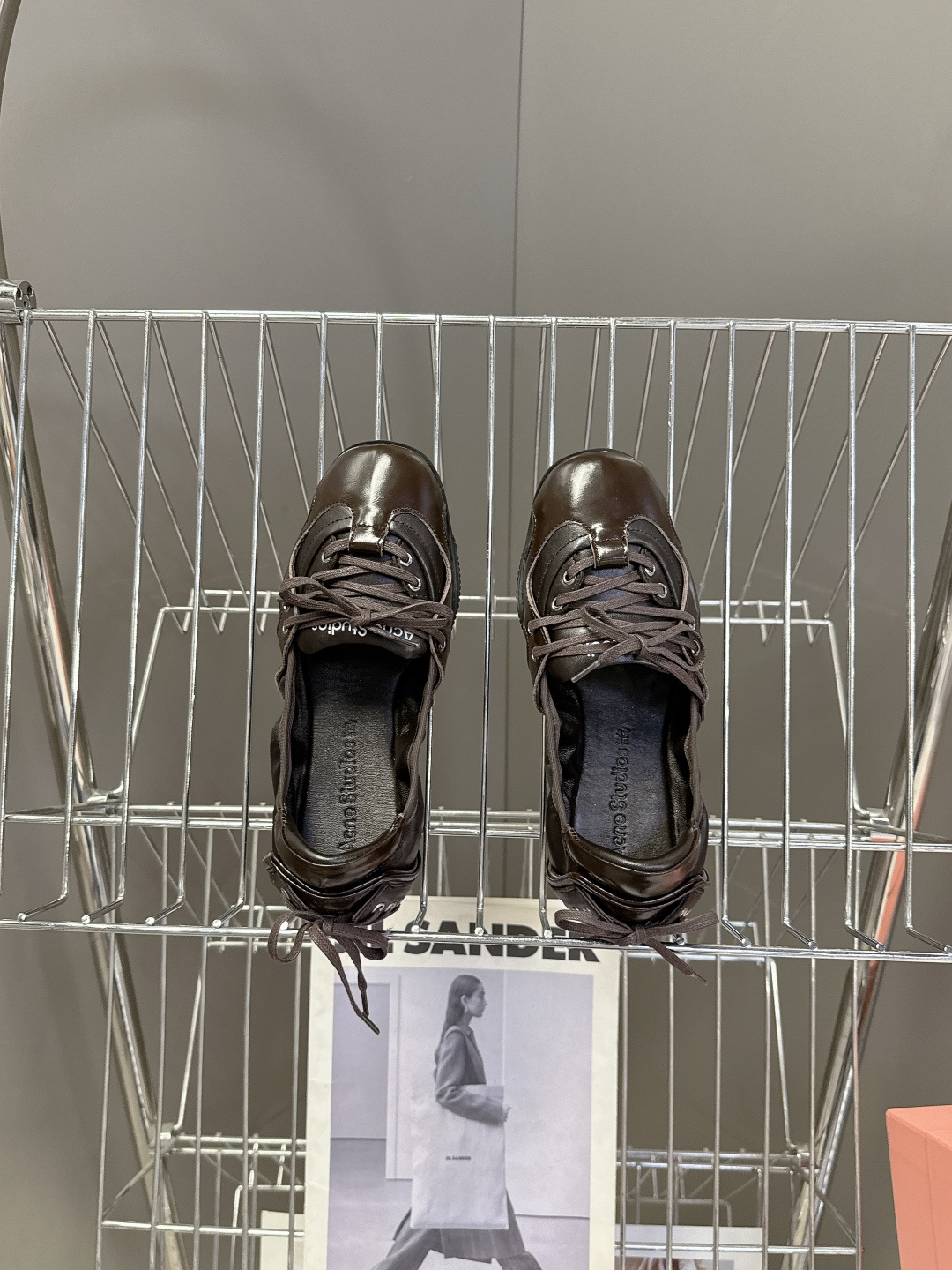 Acne Studios春夏最新款复古芭蕾鞋 超多明星网红种草 重塑经典芭蕾舞鞋轮廓，将芭蕾的浪漫优雅与