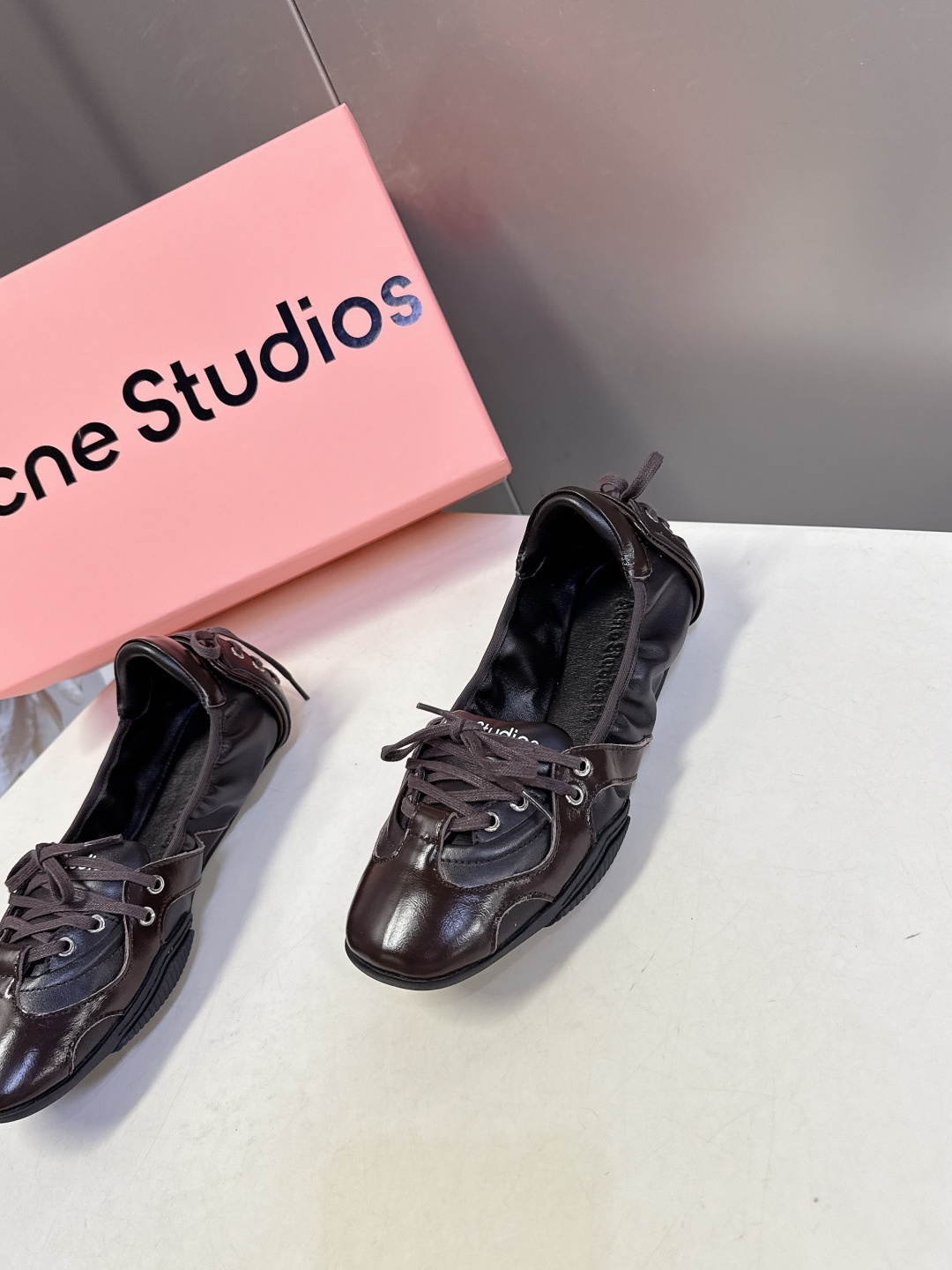 Acne Studios春夏最新款复古芭蕾鞋 超多明星网红种草 重塑经典芭蕾舞鞋轮廓，将芭蕾的浪漫优雅与