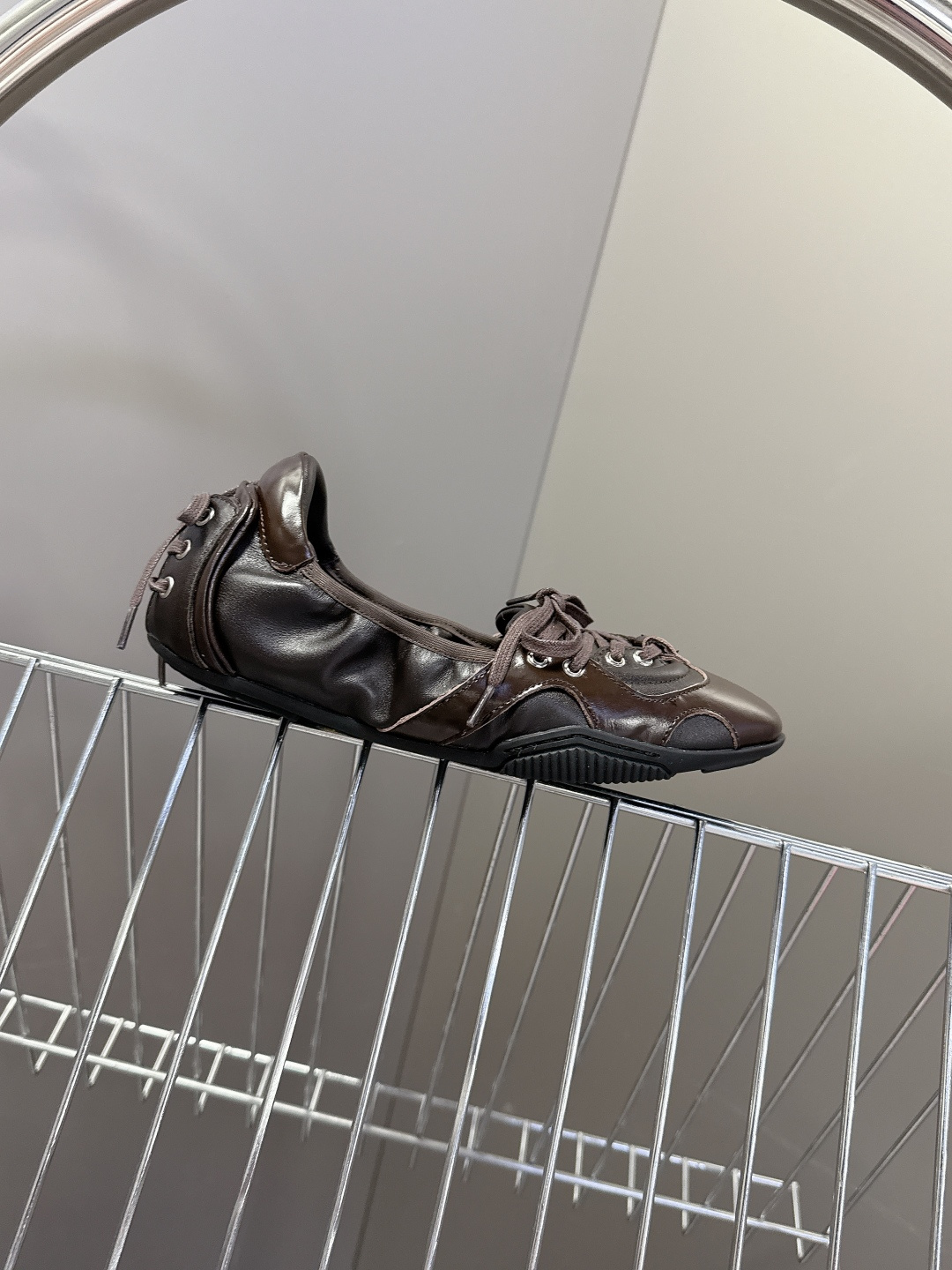 Acne Studios春夏最新款复古芭蕾鞋 超多明星网红种草 重塑经典芭蕾舞鞋轮廓，将芭蕾的浪漫优雅与