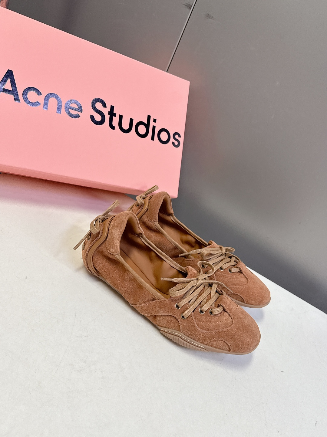 Acne Studios春夏最新款复古芭蕾鞋 超多明星网红种草 重塑经典芭蕾舞鞋轮廓，将芭蕾的浪漫优雅与