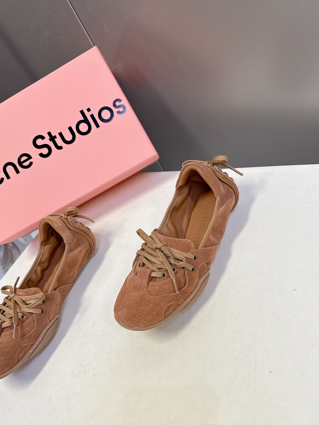 Acne Studios春夏最新款复古芭蕾鞋 超多明星网红种草 重塑经典芭蕾舞鞋轮廓，将芭蕾的浪漫优雅与