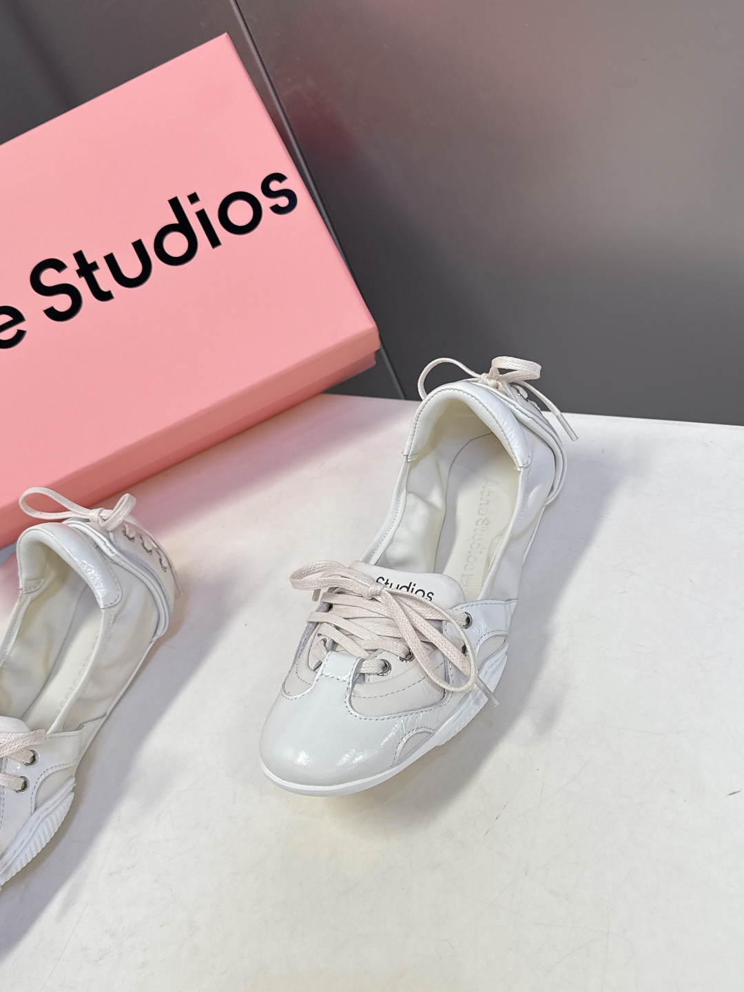 Acne Studios春夏最新款复古芭蕾鞋 超多明星网红种草 重塑经典芭蕾舞鞋轮廓，将芭蕾的浪漫优雅与