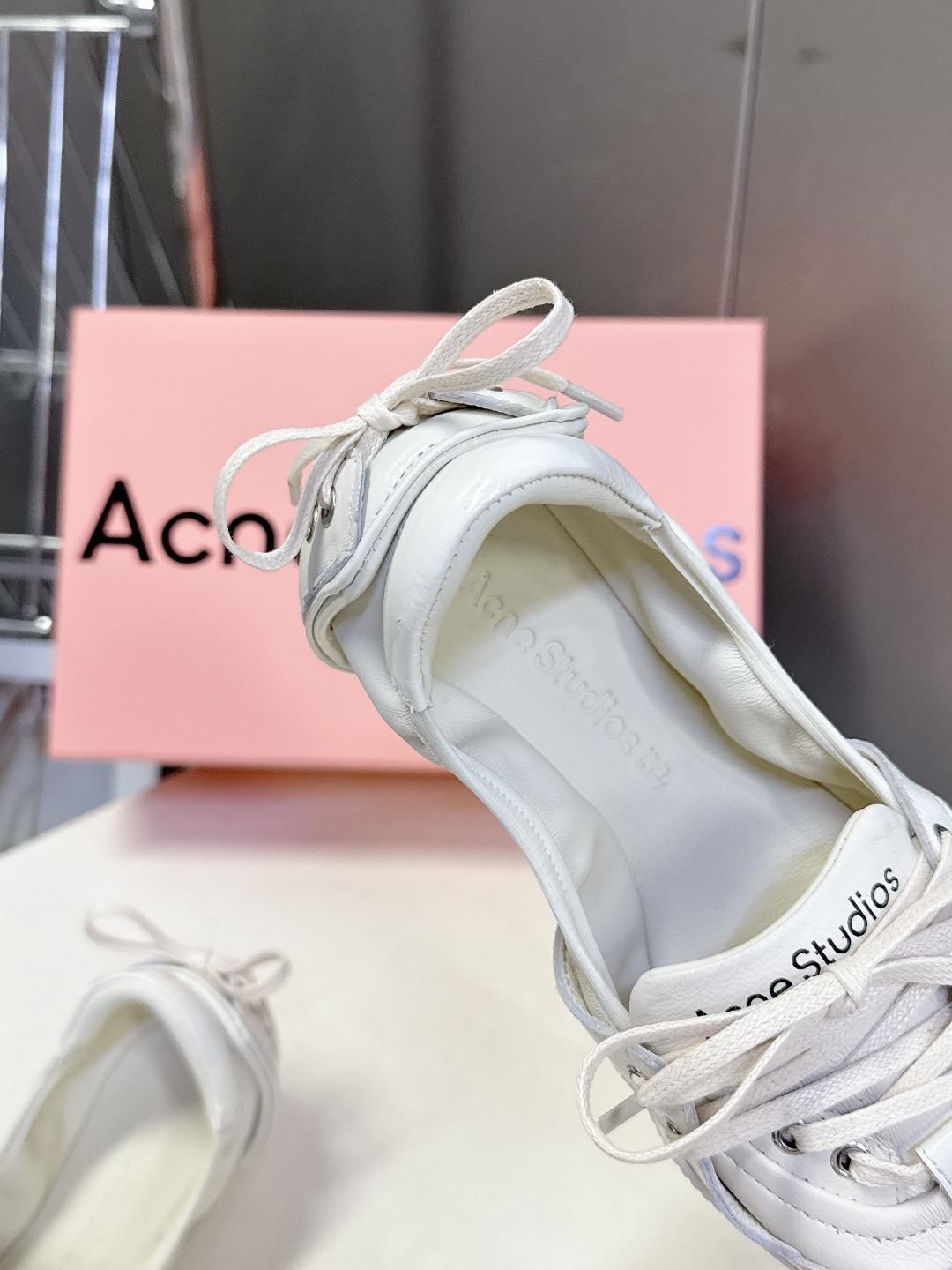 Acne Studios春夏最新款复古芭蕾鞋 超多明星网红种草 重塑经典芭蕾舞鞋轮廓，将芭蕾的浪漫优雅与