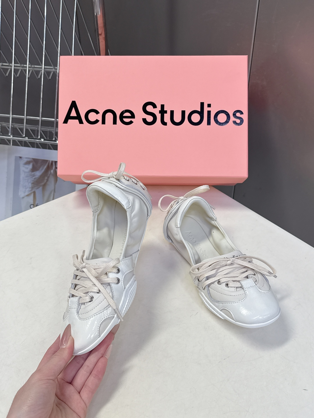 Acne Studios春夏最新款复古芭蕾鞋 超多明星网红种草 重塑经典芭蕾舞鞋轮廓，将芭蕾的浪漫优雅与