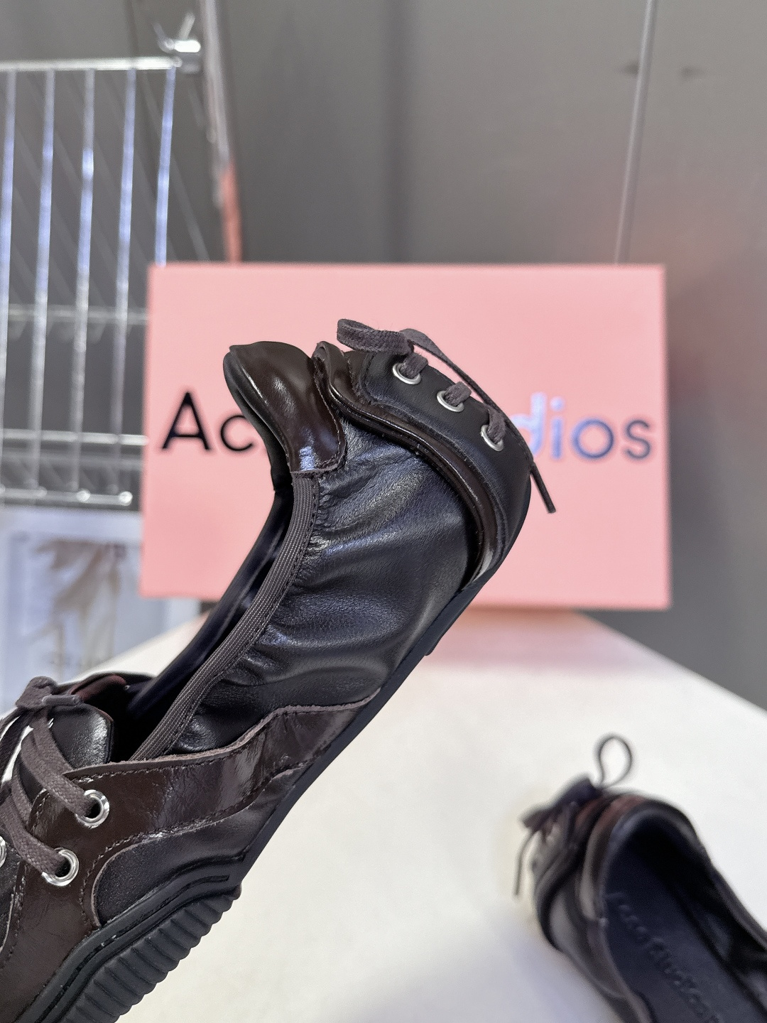 Acne Studios春夏最新款复古芭蕾鞋 超多明星网红种草 重塑经典芭蕾舞鞋轮廓，将芭蕾的浪漫优雅与