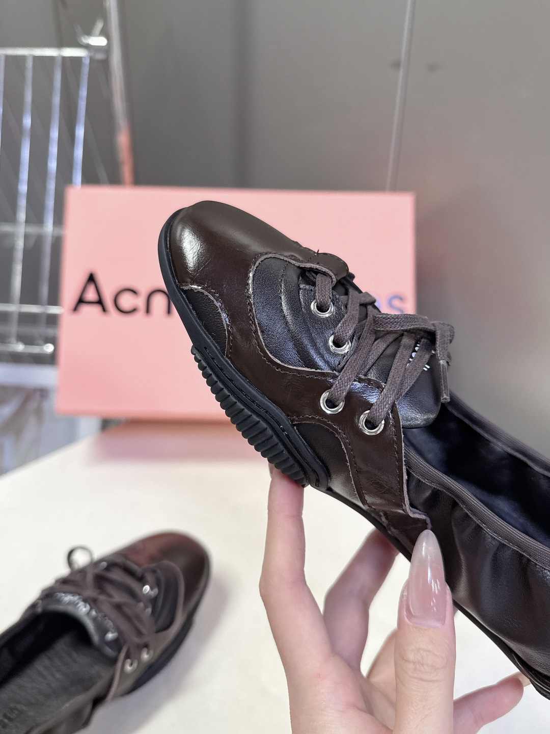 Acne Studios春夏最新款复古芭蕾鞋 超多明星网红种草 重塑经典芭蕾舞鞋轮廓，将芭蕾的浪漫优雅与