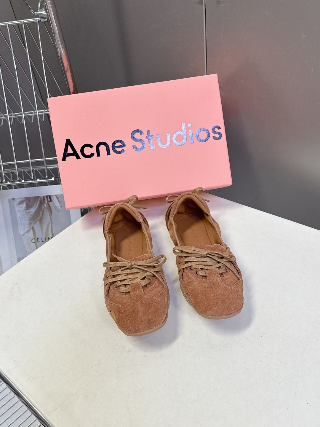 Acne Studios春夏最新款复古芭蕾鞋 超多明星网红种草 重塑经典芭蕾舞鞋轮廓，将芭蕾的浪漫优雅与