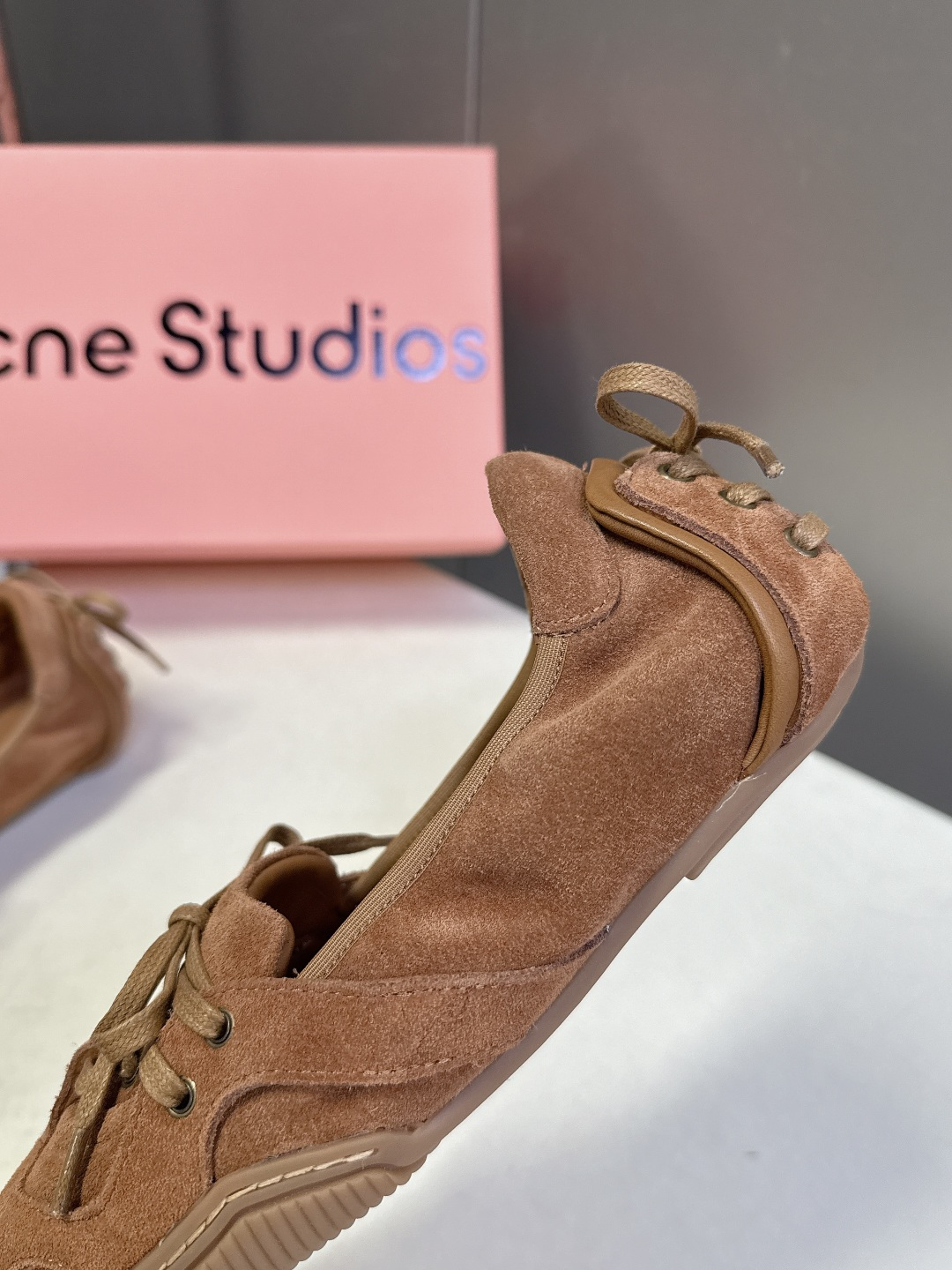 Acne Studios春夏最新款复古芭蕾鞋 超多明星网红种草 重塑经典芭蕾舞鞋轮廓，将芭蕾的浪漫优雅与