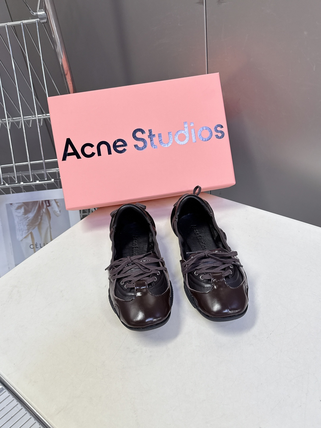 Acne Studios春夏最新款复古芭蕾鞋 超多明星网红种草 重塑经典芭蕾舞鞋轮廓，将芭蕾的浪漫优雅与