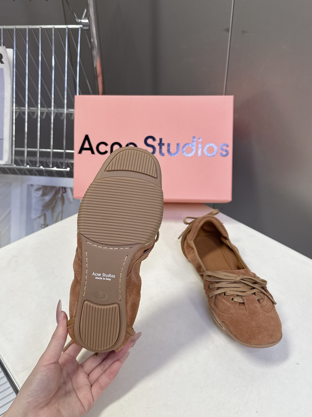 Acne Studios春夏最新款复古芭蕾鞋 超多明星网红种草 重塑经典芭蕾舞鞋轮廓，将芭蕾的浪漫优雅与