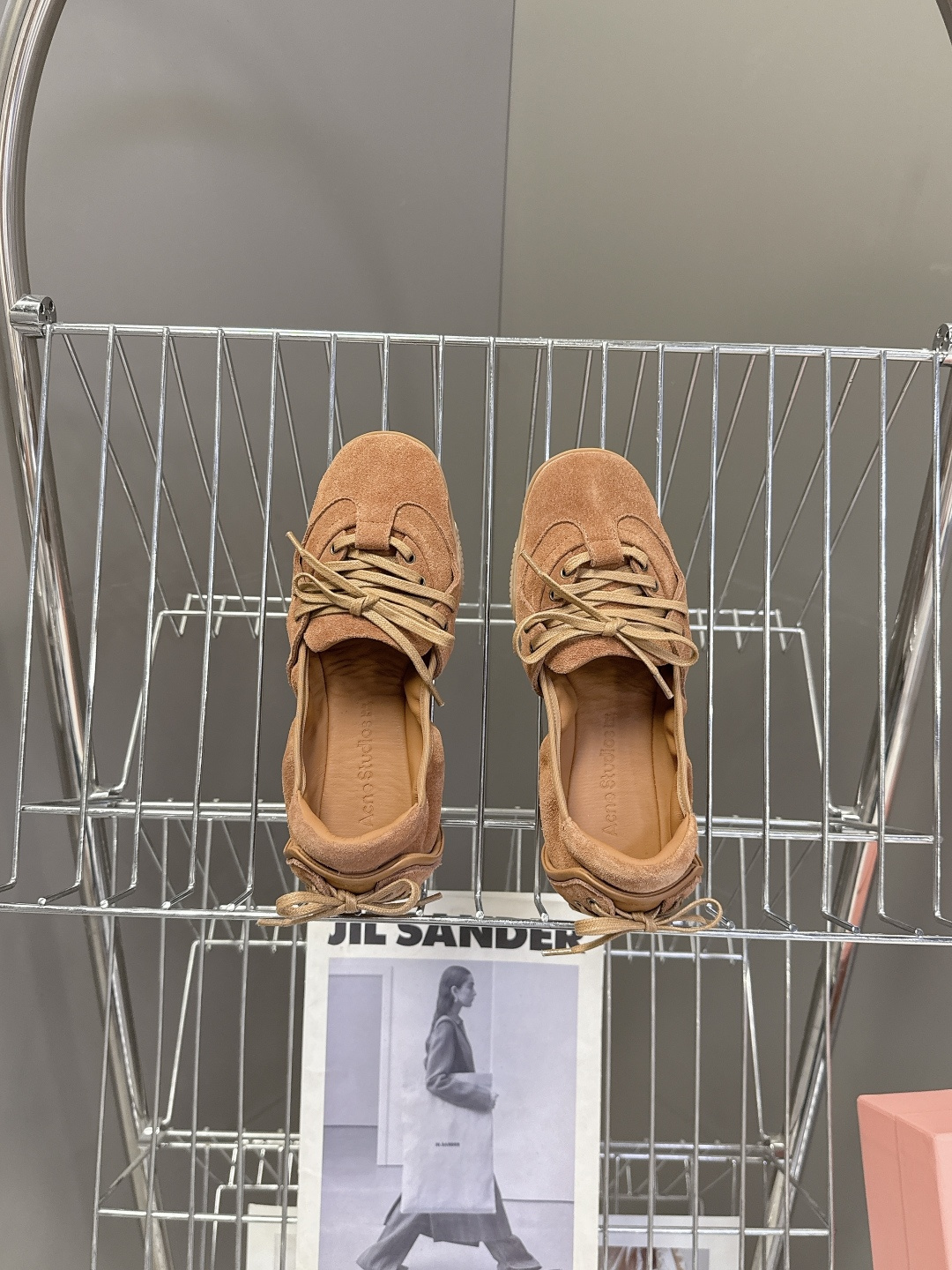 Acne Studios春夏最新款复古芭蕾鞋 超多明星网红种草 重塑经典芭蕾舞鞋轮廓，将芭蕾的浪漫优雅与