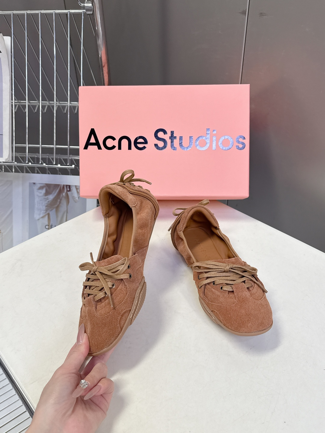 Acne Studios春夏最新款复古芭蕾鞋 超多明星网红种草 重塑经典芭蕾舞鞋轮廓，将芭蕾的浪漫优雅与