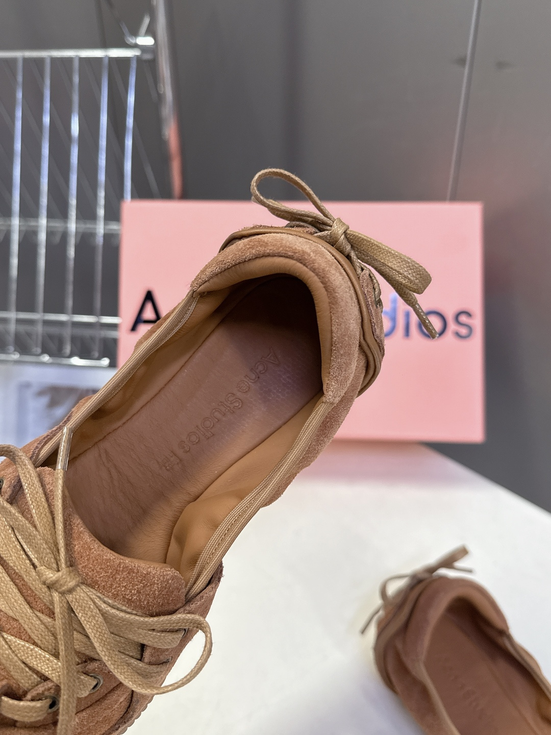 Acne Studios春夏最新款复古芭蕾鞋 超多明星网红种草 重塑经典芭蕾舞鞋轮廓，将芭蕾的浪漫优雅与