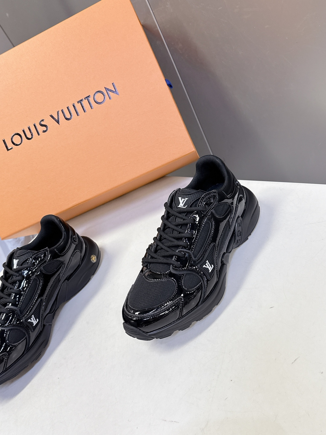 男装➕10 LV 路易威登OLYMPIA情侣款运动鞋 太古汇RMB9200购入两双开发 复刻 所有细节对