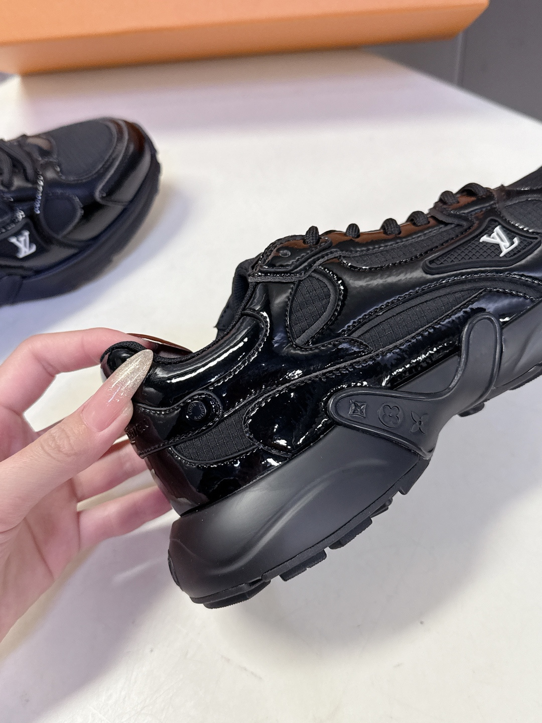 男装➕10 LV 路易威登OLYMPIA情侣款运动鞋 太古汇RMB9200购入两双开发 复刻 所有细节对