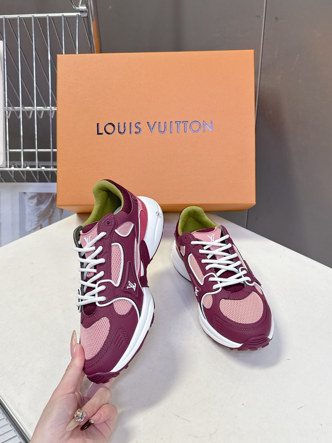 男装➕10 LV 路易威登OLYMPIA情侣款运动鞋 太古汇RMB9200购入两双开发 复刻 所有细节对