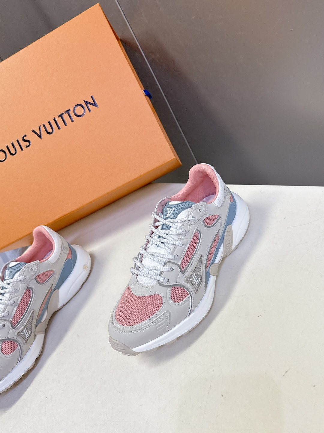 男装➕10 LV 路易威登OLYMPIA情侣款运动鞋 太古汇RMB9200购入两双开发 复刻 所有细节对