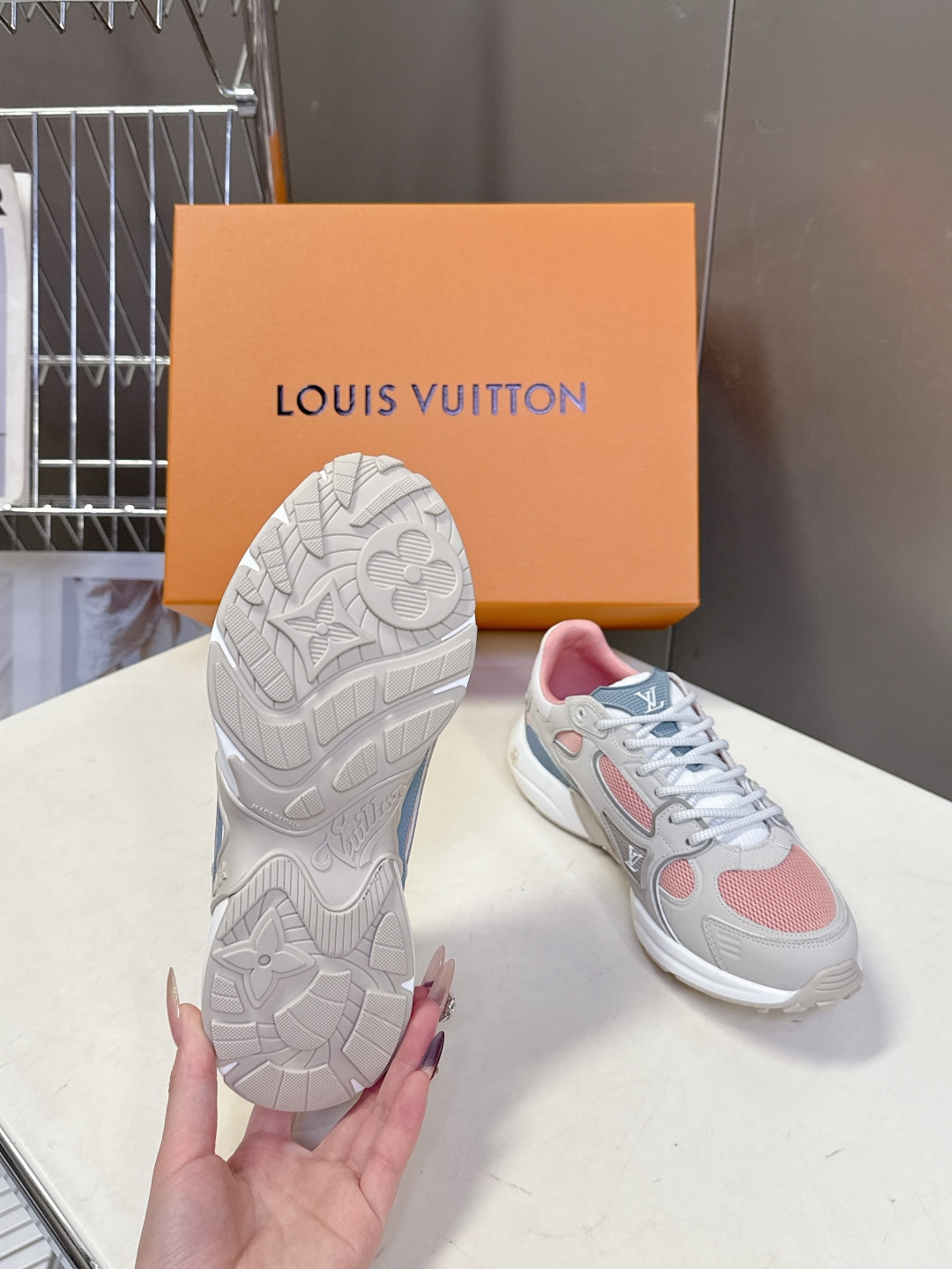 男装➕10 LV 路易威登OLYMPIA情侣款运动鞋 太古汇RMB9200购入两双开发 复刻 所有细节对