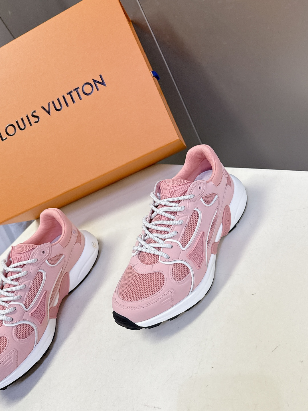 男装➕10 LV 路易威登OLYMPIA情侣款运动鞋 太古汇RMB9200购入两双开发 复刻 所有细节对