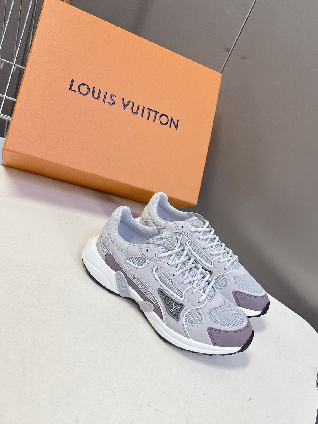男装➕10 LV 路易威登OLYMPIA情侣款运动鞋 太古汇RMB9200购入两双开发 复刻 所有细节对