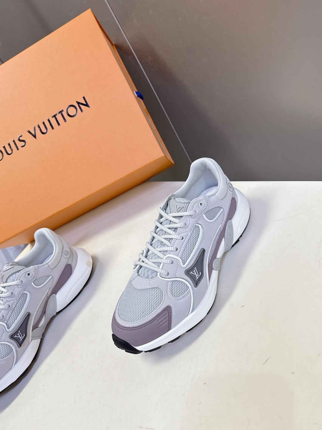 男装➕10 LV 路易威登OLYMPIA情侣款运动鞋 太古汇RMB9200购入两双开发 复刻 所有细节对