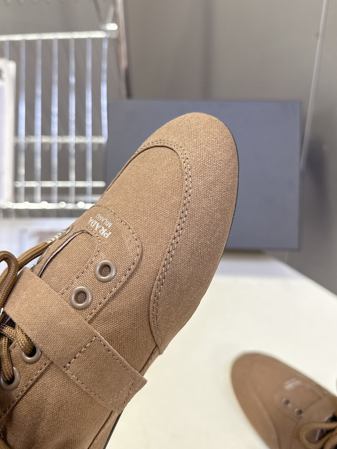 PRADA普拉达2026春夏最新走秀款复古休闲鞋 帆布鞋 超多明星时尚博主种草 走秀款 复古感时髦满满 