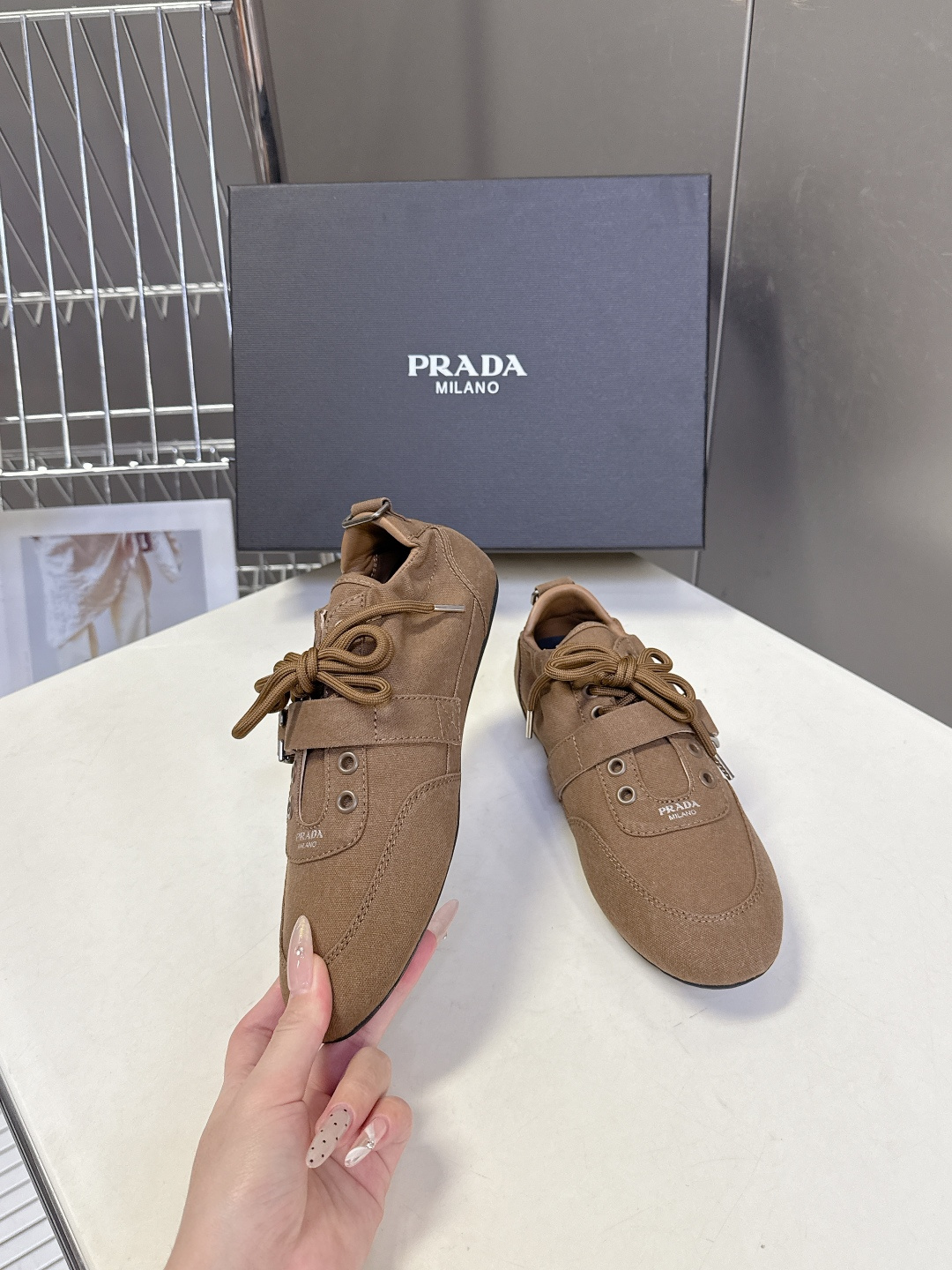 PRADA普拉达2026春夏最新走秀款复古休闲鞋 帆布鞋 超多明星时尚博主种草 走秀款 复古感时髦满满 