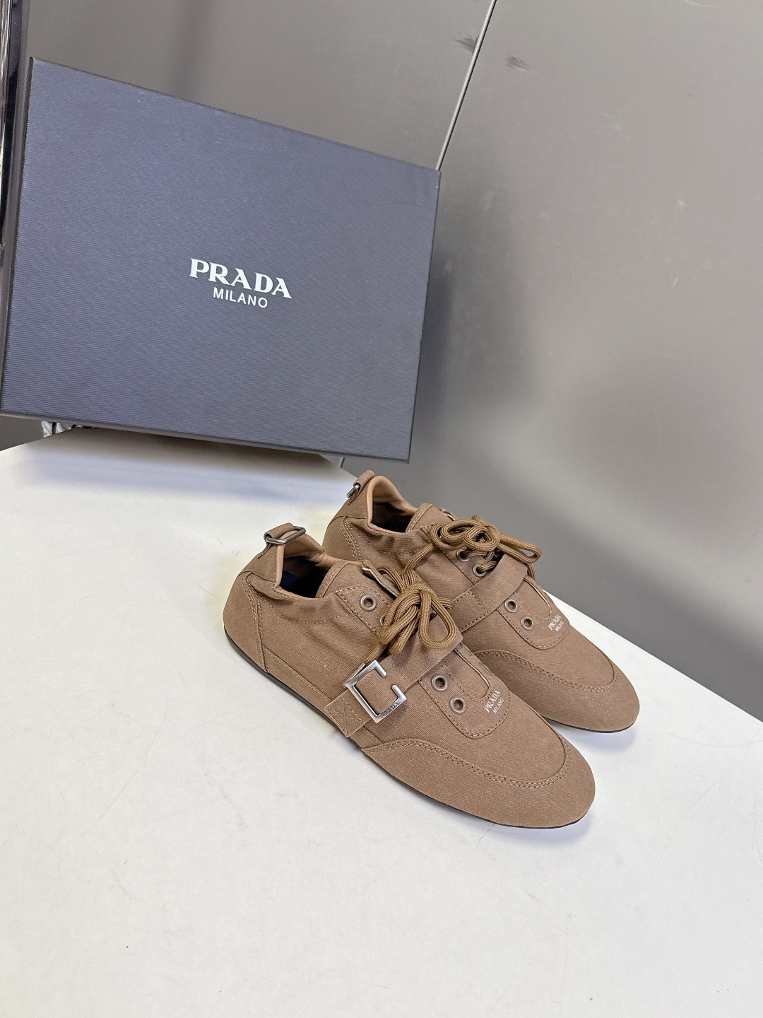 PRADA普拉达2026春夏最新走秀款复古休闲鞋 帆布鞋 超多明星时尚博主种草 走秀款 复古感时髦满满 