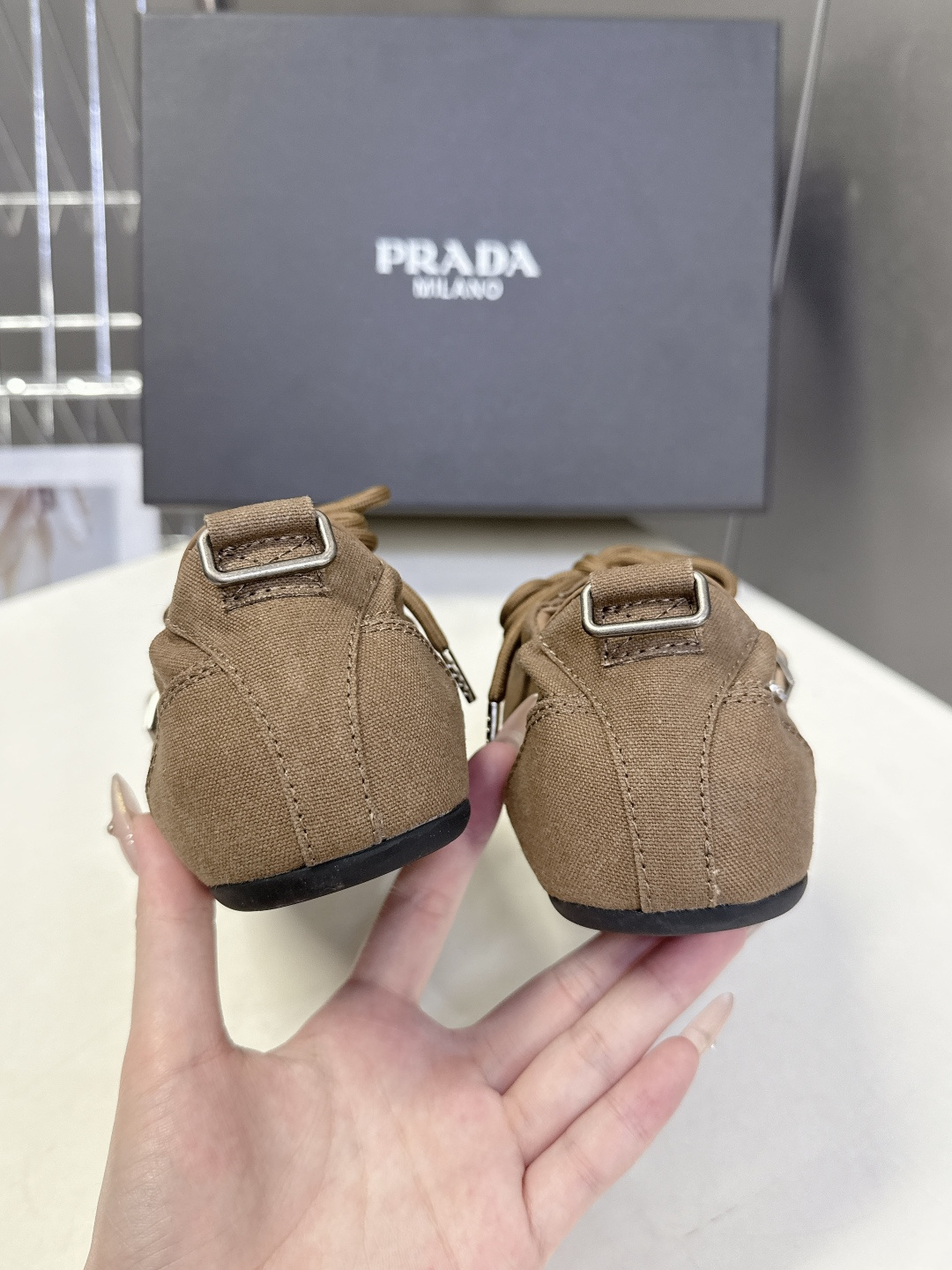 PRADA普拉达2026春夏最新走秀款复古休闲鞋 帆布鞋 超多明星时尚博主种草 走秀款 复古感时髦满满 