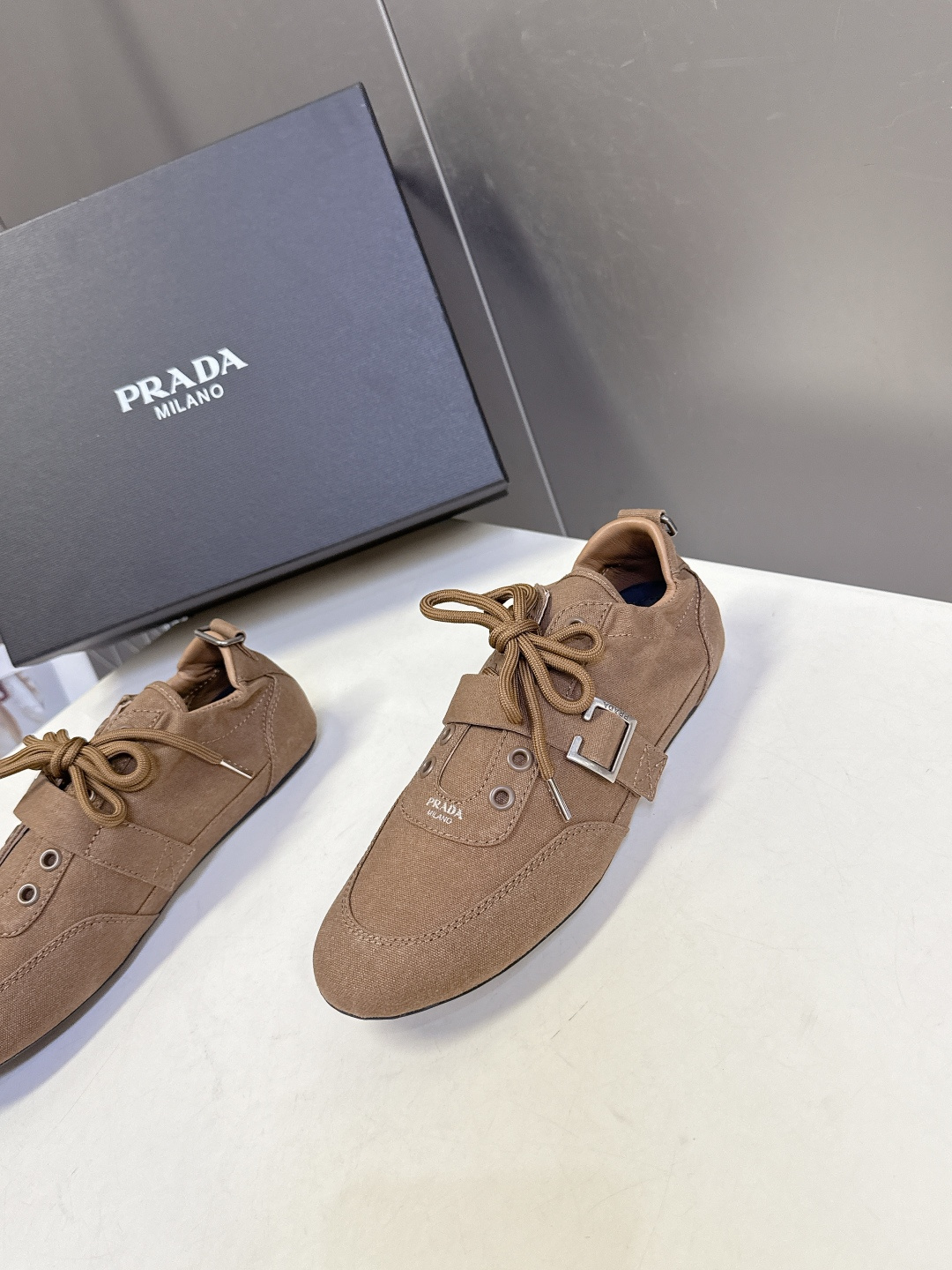 PRADA普拉达2026春夏最新走秀款复古休闲鞋 帆布鞋 超多明星时尚博主种草 走秀款 复古感时髦满满 