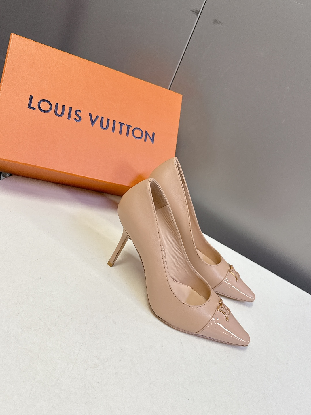 Louis Vuitton 路易威登春夏最新款时装鞋 春夏秀场出镜率最高的一款单品 超多名模上脚 简约大