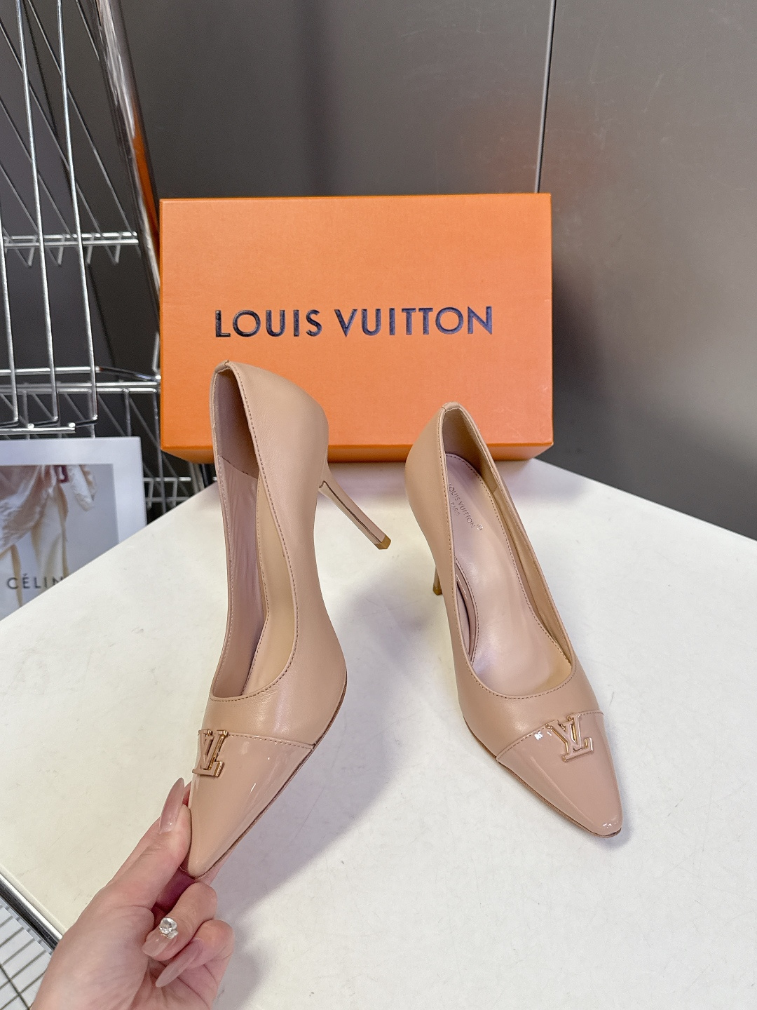 Louis Vuitton 路易威登春夏最新款时装鞋 春夏秀场出镜率最高的一款单品 超多名模上脚 简约大