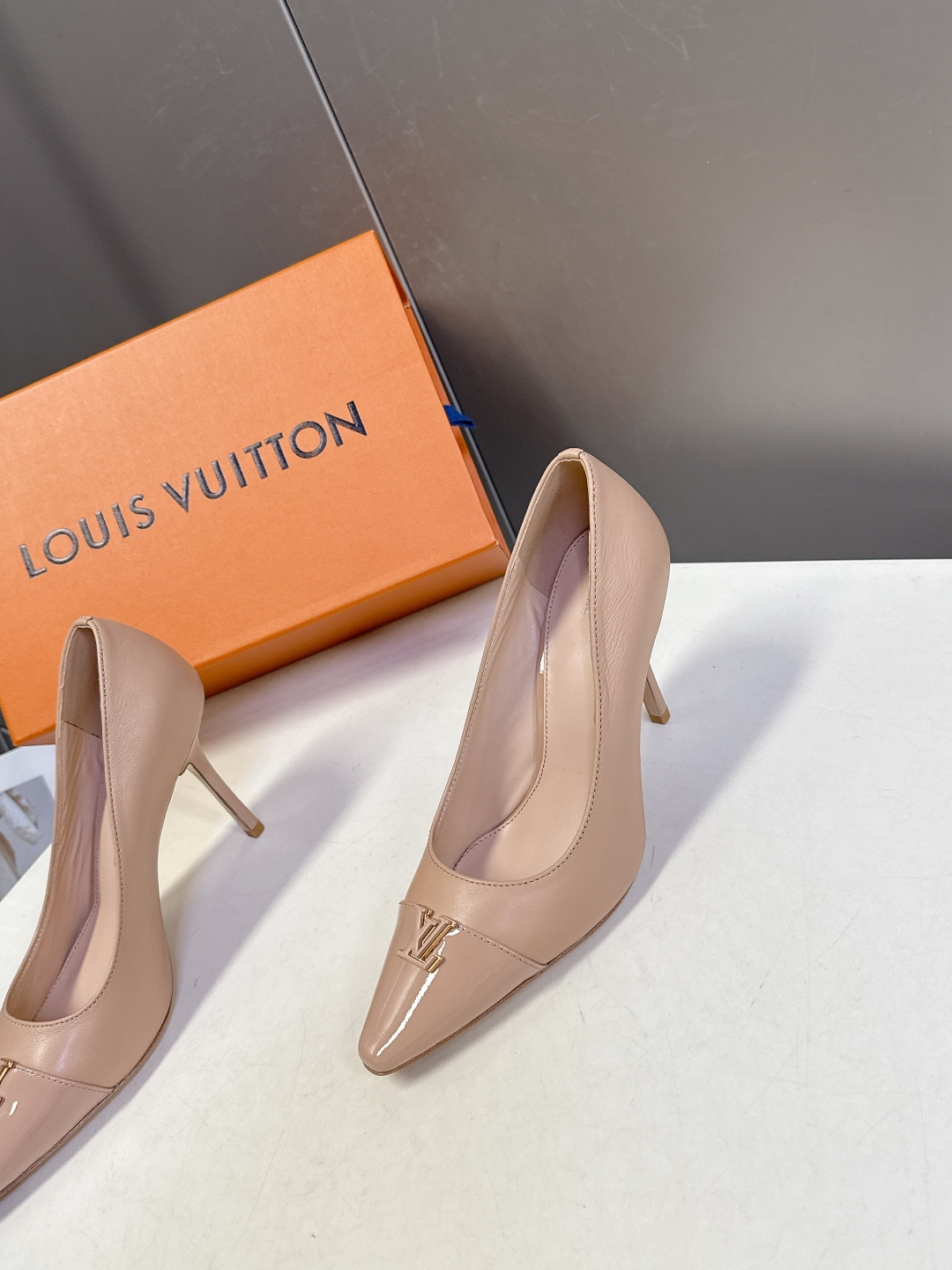 Louis Vuitton 路易威登春夏最新款时装鞋 春夏秀场出镜率最高的一款单品 超多名模上脚 简约大