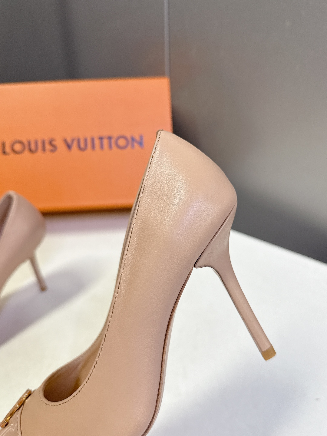 Louis Vuitton 路易威登春夏最新款时装鞋 春夏秀场出镜率最高的一款单品 超多名模上脚 简约大